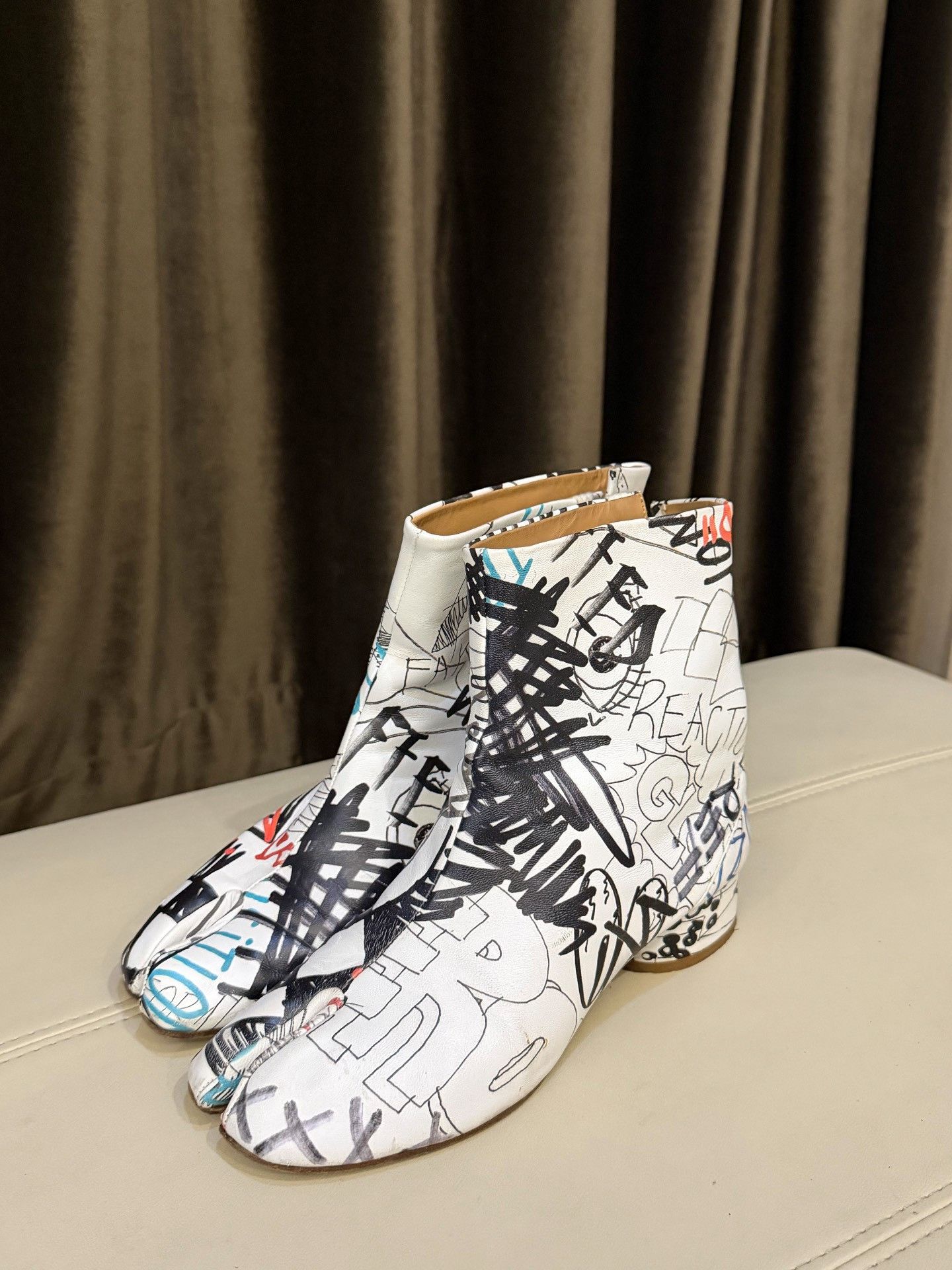 Maison Margiela Maison Margiela Tabi Graffiti Limited Size US 7 / IT 37 - 4 Thumbnail