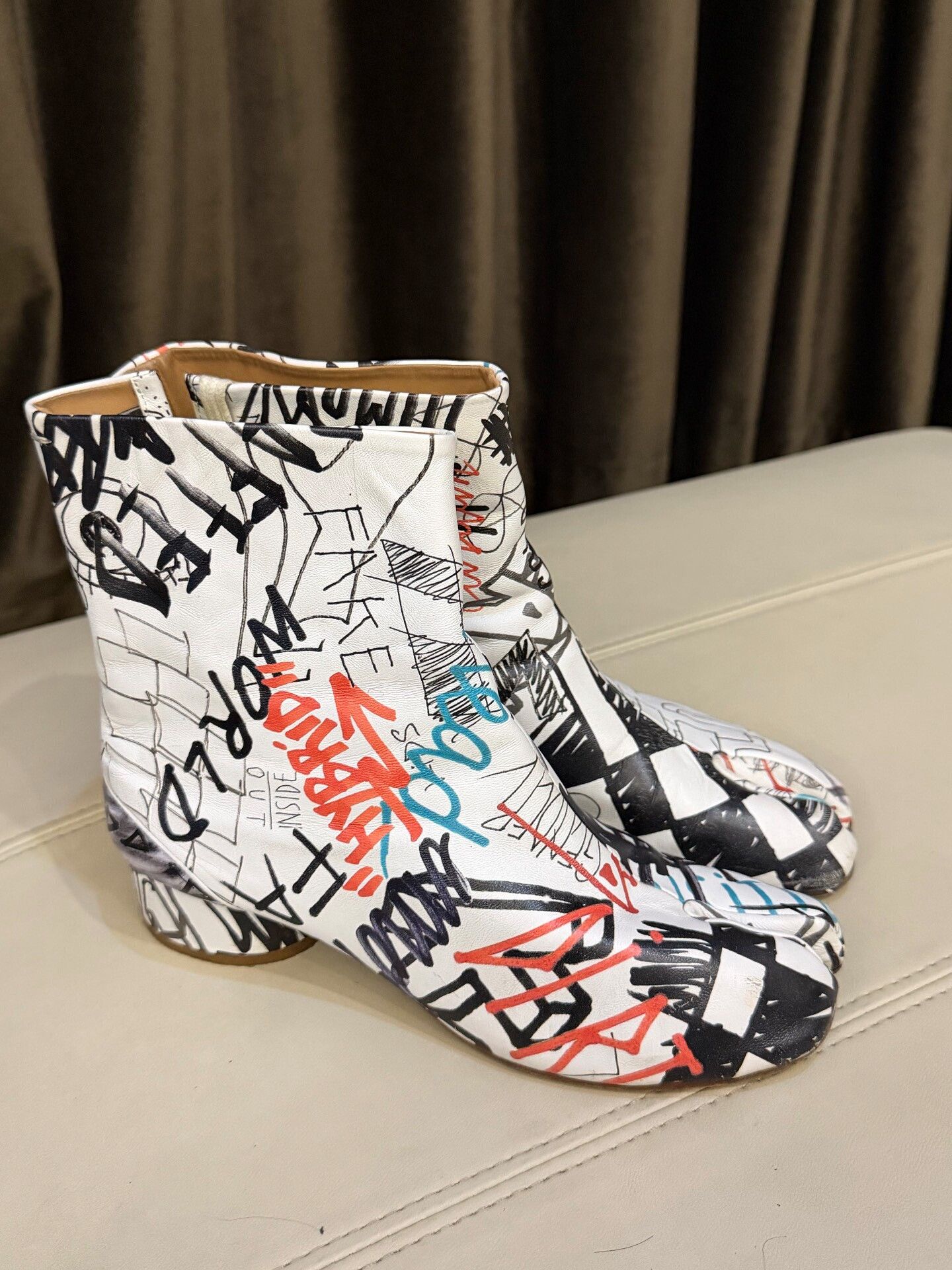 Maison Margiela Maison Margiela Tabi Graffiti Limited Size US 7 / IT 37 - 2 Thumbnail
