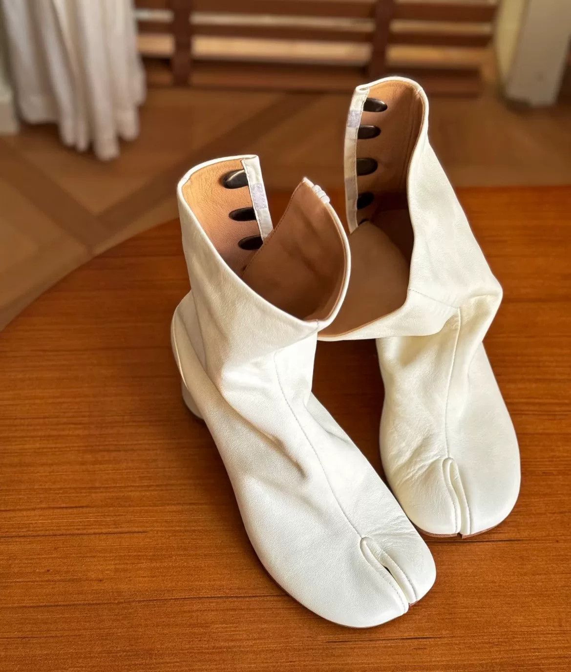 Maison Margiela Maison Margiela Tabi Toe Boots White Size US 7 / IT 37 - 9 Thumbnail