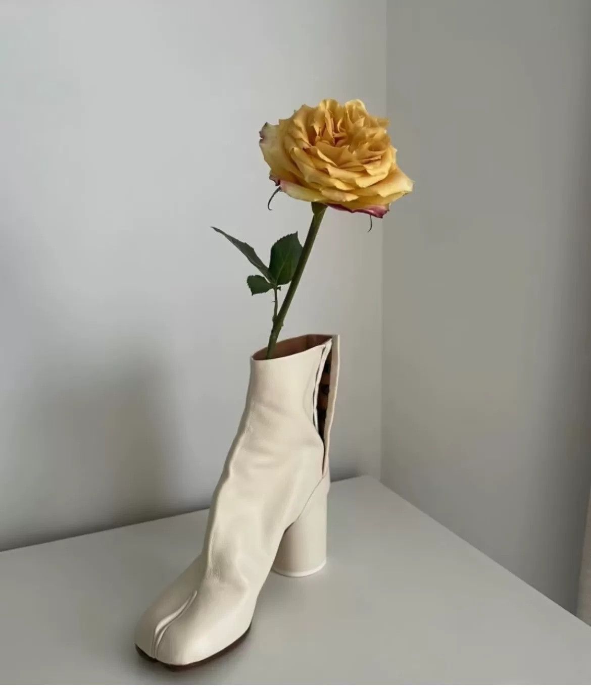 Maison Margiela Maison Margiela Tabi Toe Boots White Size US 7 / IT 37 - 8 Thumbnail
