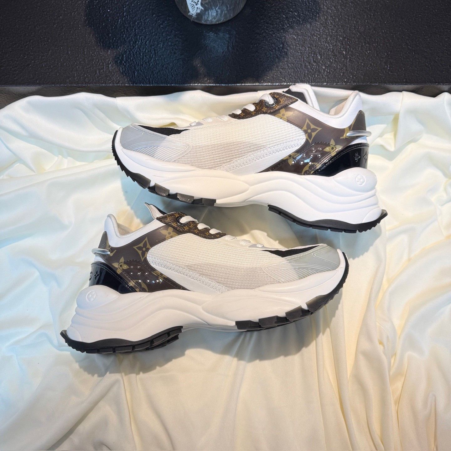 Louis Vuitton LV Run 55 Monogram Sneakers Size US 7 / IT 37 - 4 Thumbnail