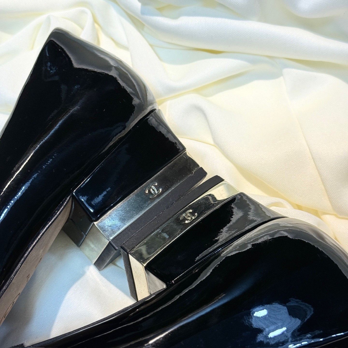 Chanel Chanel Black Gold Double C Gold Heel Pumps Size US 5.5 / IT 35.5 - 8 Thumbnail