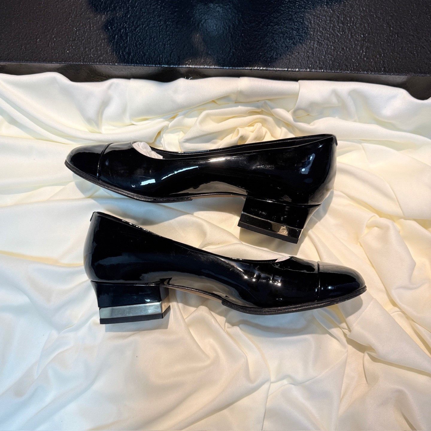 Chanel Chanel Black Gold Double C Gold Heel Pumps Size US 5.5 / IT 35.5 - 4 Thumbnail