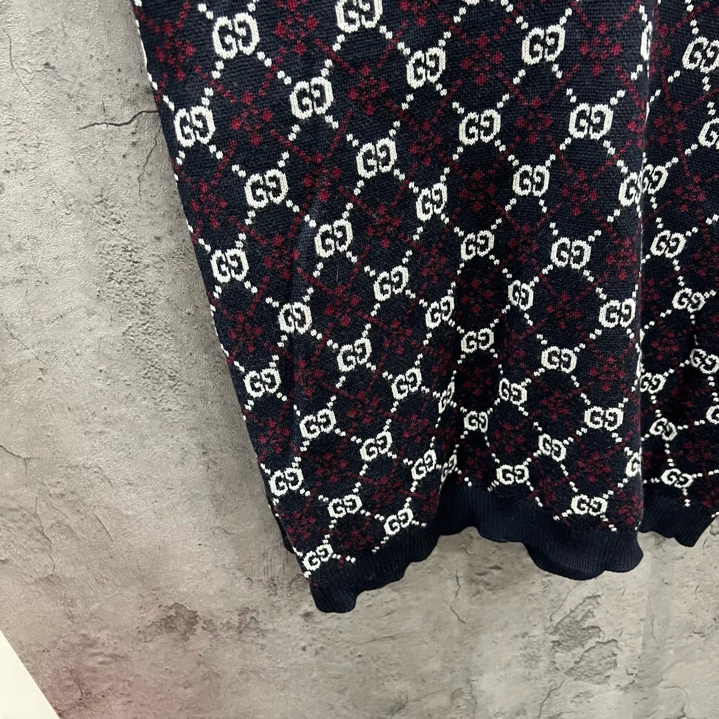 Gucci Gucci Snowflake Print V-Neck Knit Sweater Size M / US 6-8 / IT 42-44 - 2 Thumbnail