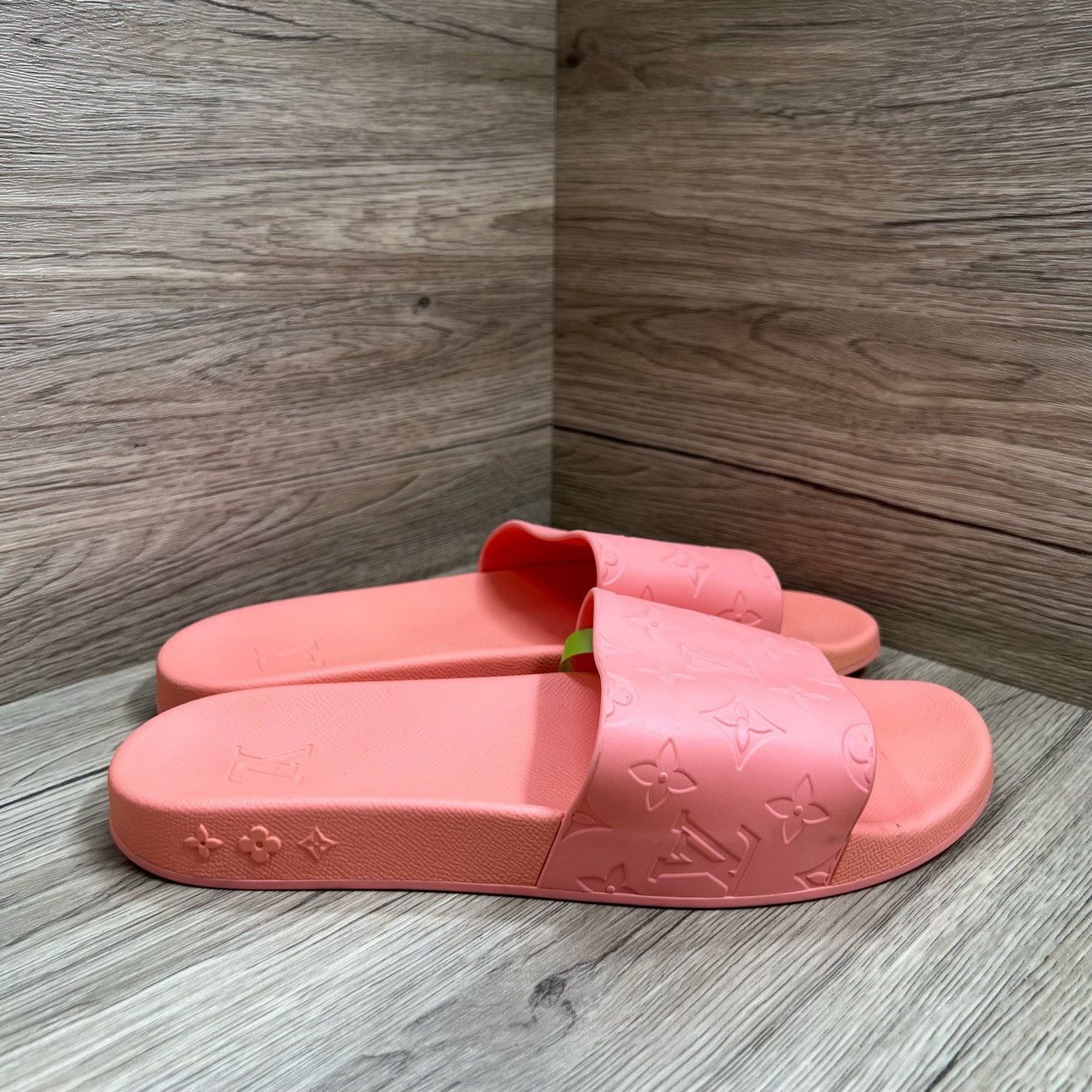 Louis Vuitton Louis Vuitton Waterfront Monogram Slides Size 8 Size US 8 / EU 41 - 4 Thumbnail