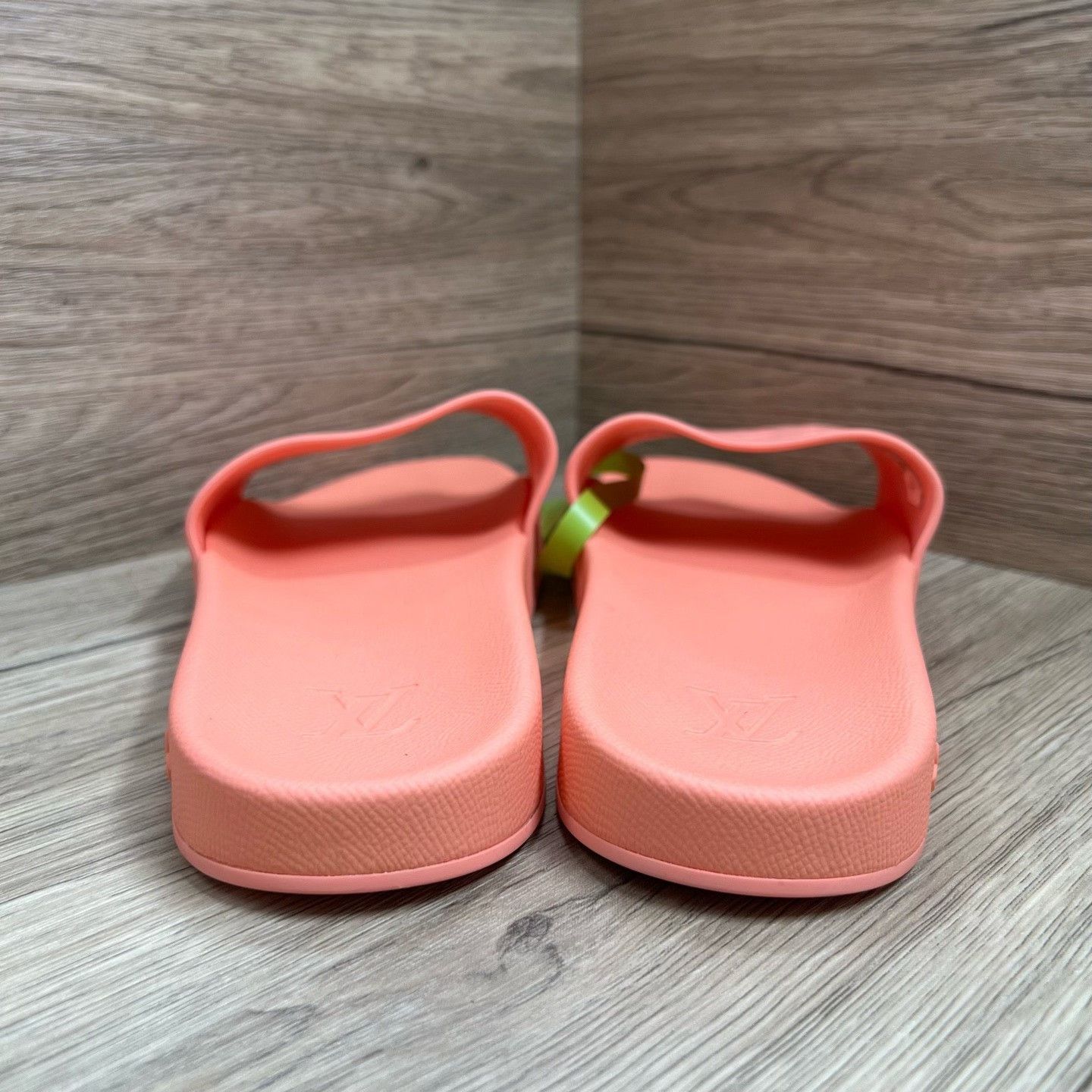 Louis Vuitton Louis Vuitton Waterfront Monogram Slides Size 8 Size US 8 / EU 41 - 5 Thumbnail