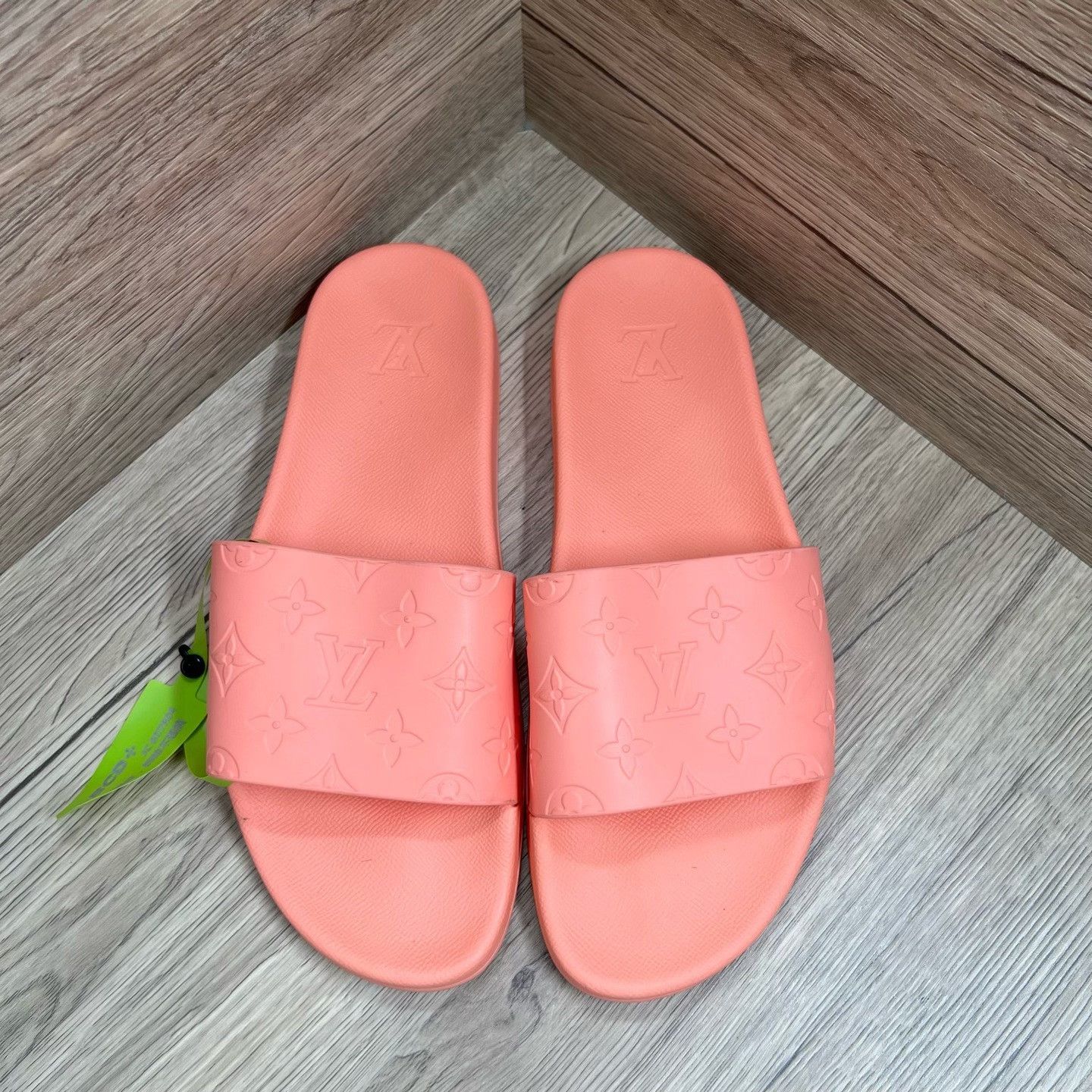 Louis Vuitton Louis Vuitton Waterfront Monogram Slides Size 8 Size US 8 / EU 41 - 3 Thumbnail