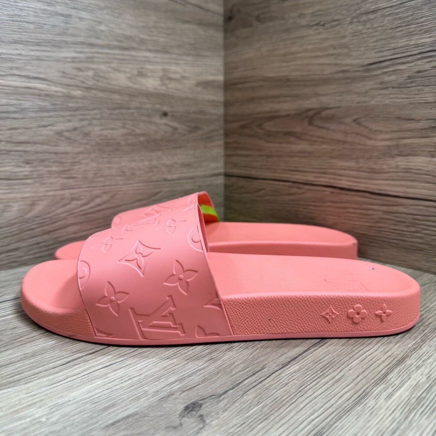 Louis Vuitton Louis Vuitton Waterfront Monogram Slides Size 8 Size US 8 / EU 41 - 2 Thumbnail