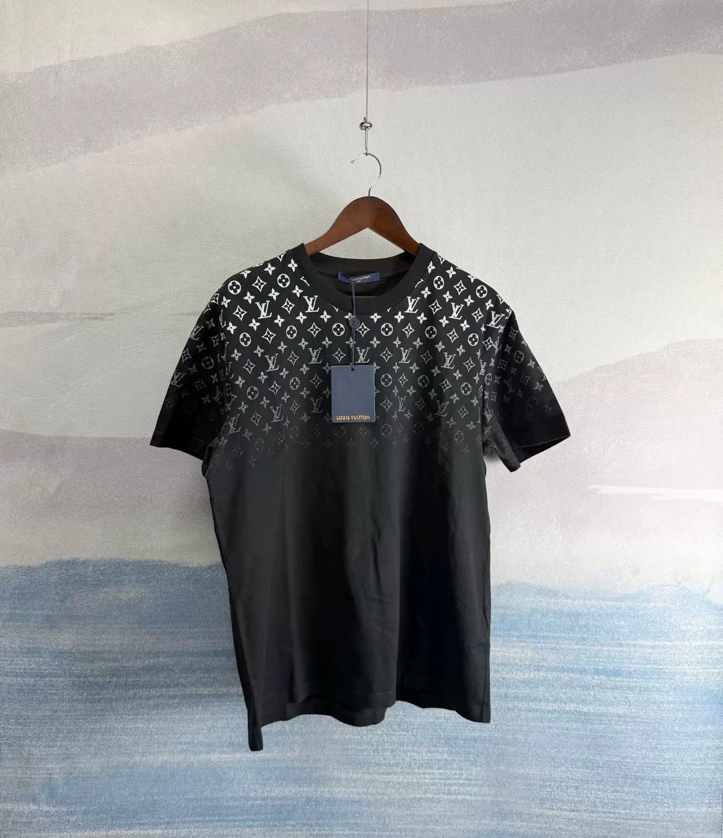 Louis Vuitton Louis Vuitton Monogram Gradient T-Shirt Size XL Size US XL / EU 56 / 4 - 2 Thumbnail