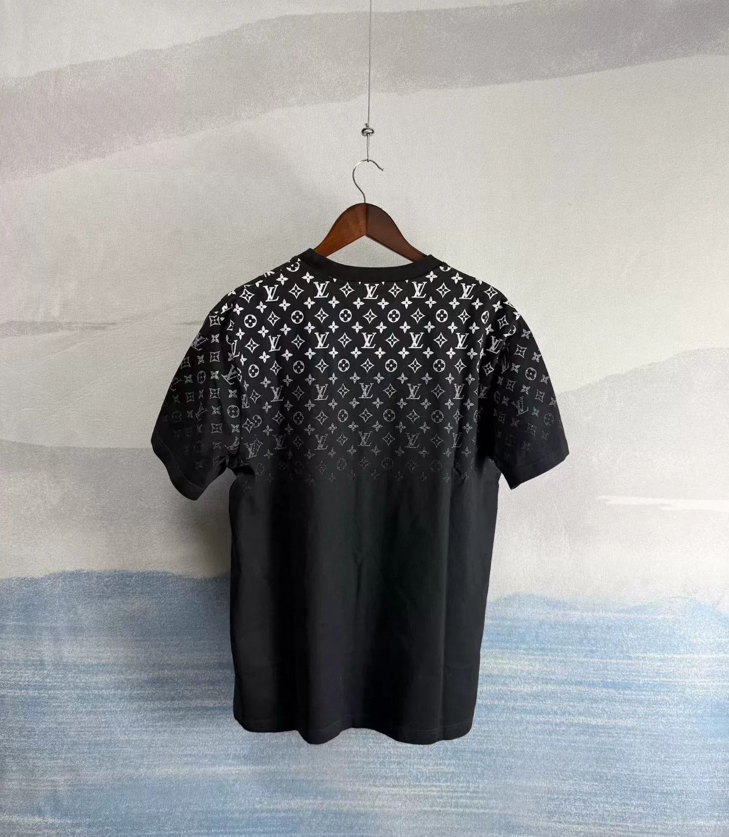 Louis Vuitton Louis Vuitton Monogram Gradient T-Shirt Size XL Size US XL / EU 56 / 4 - 4 Thumbnail