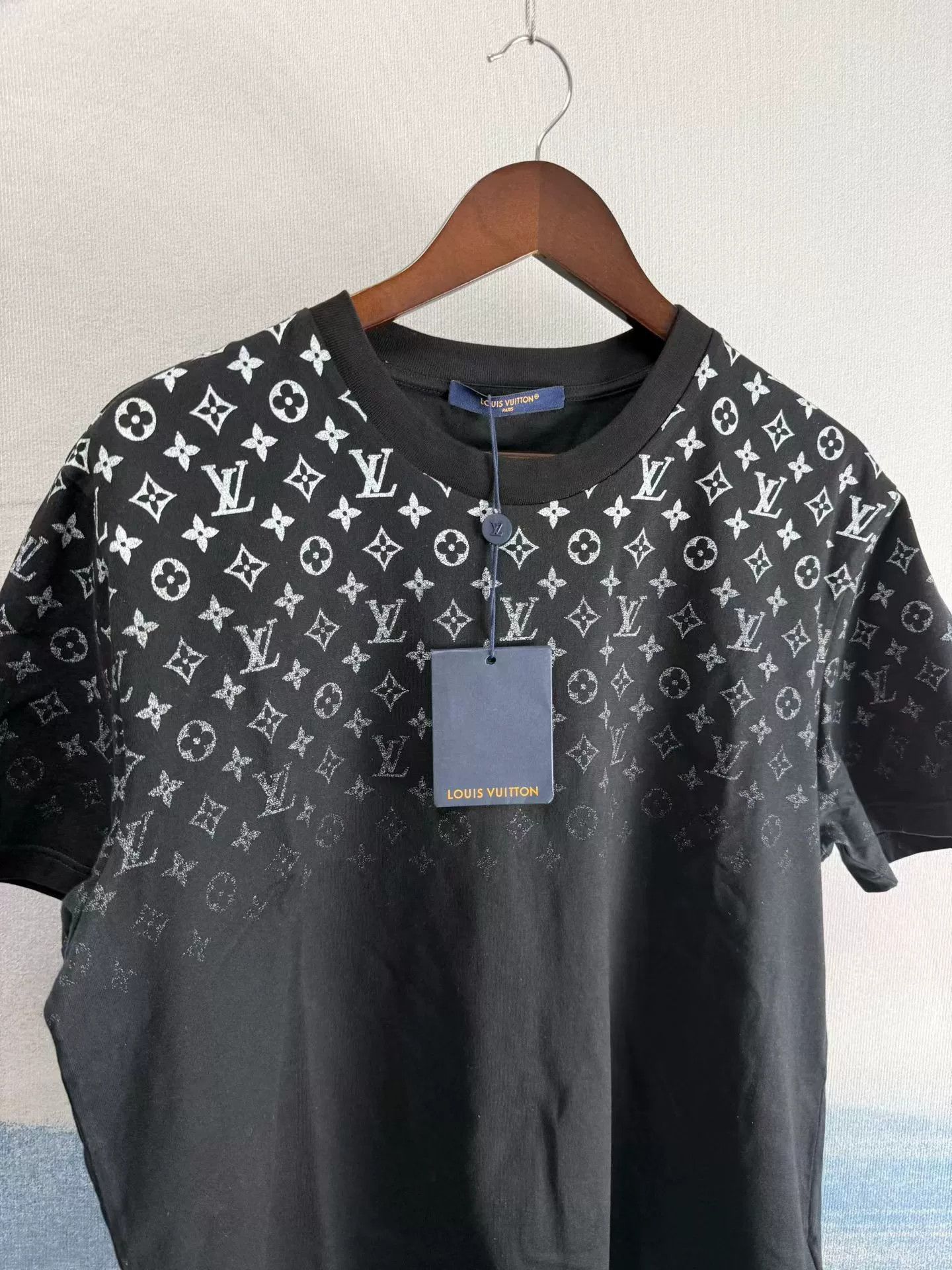 Louis Vuitton Louis Vuitton Monogram Gradient T-Shirt Size XL Size US XL / EU 56 / 4 - 3 Thumbnail