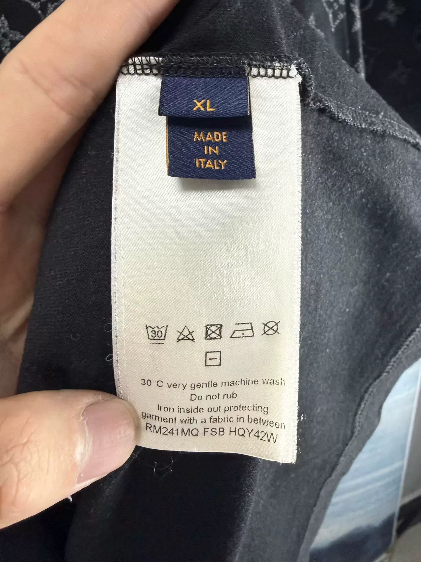 Louis Vuitton Louis Vuitton Monogram Gradient T-Shirt Size XL Size US XL / EU 56 / 4 - 5 Thumbnail