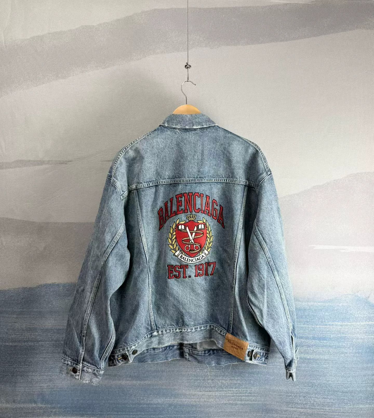 Balenciaga Balenciaga Crest Logo Denim Jacket Size M Size US M / EU 48-50 / 2 - 4 Thumbnail