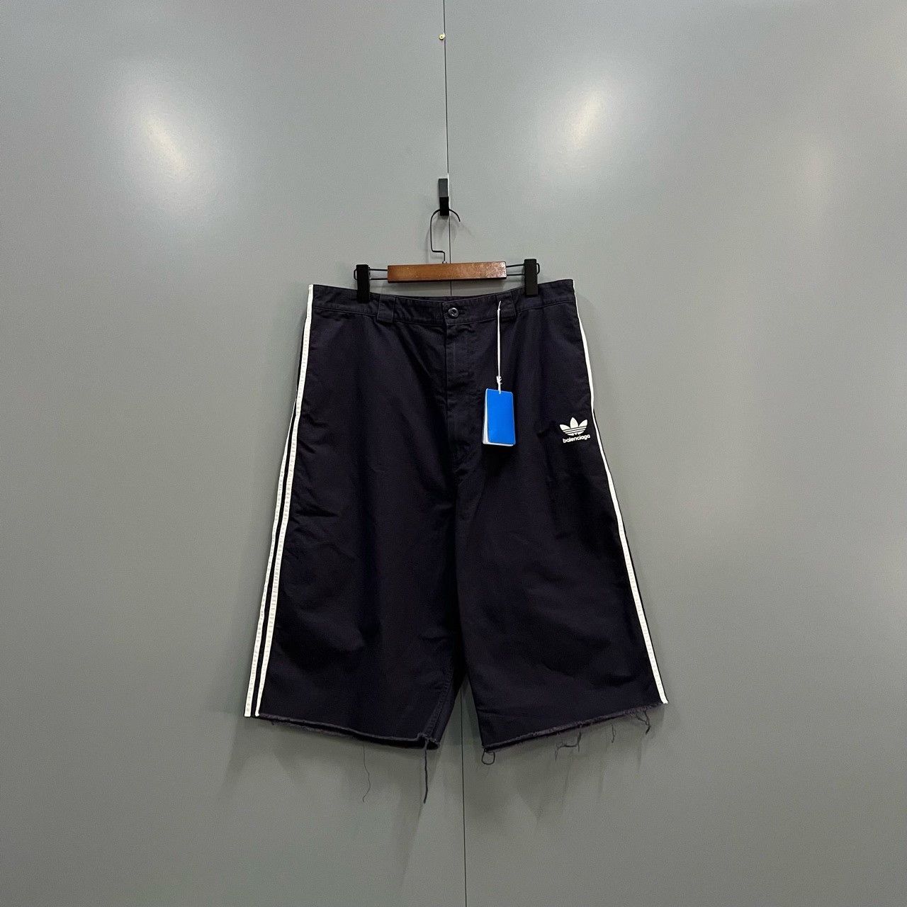 Balenciaga Balenciaga x Adidas Logo Stripe Shorts Size L Size US 34 / EU 50 - 2 Thumbnail