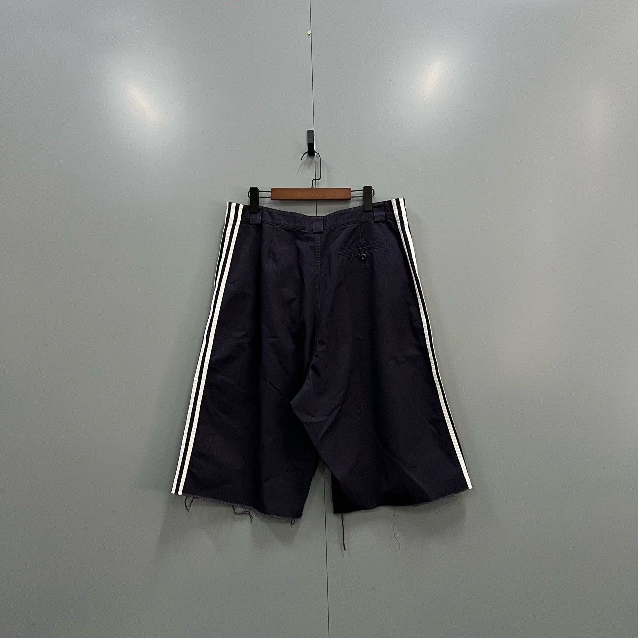 Balenciaga Balenciaga x Adidas Logo Stripe Shorts Size L Size US 34 / EU 50 - 3 Thumbnail
