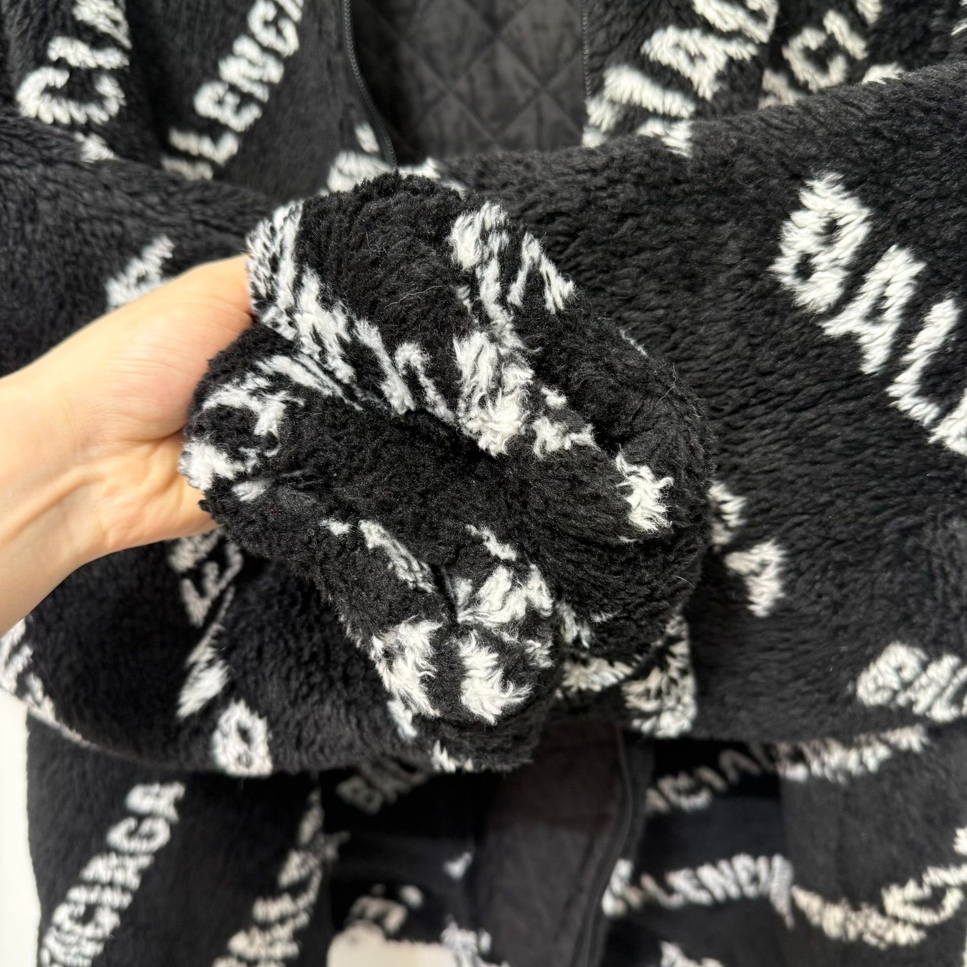 Balenciaga Balenciaga All-Over Logo Fleece Jacket Size 36 Size XS / US 0-2 / IT 36-38 - 8 Thumbnail