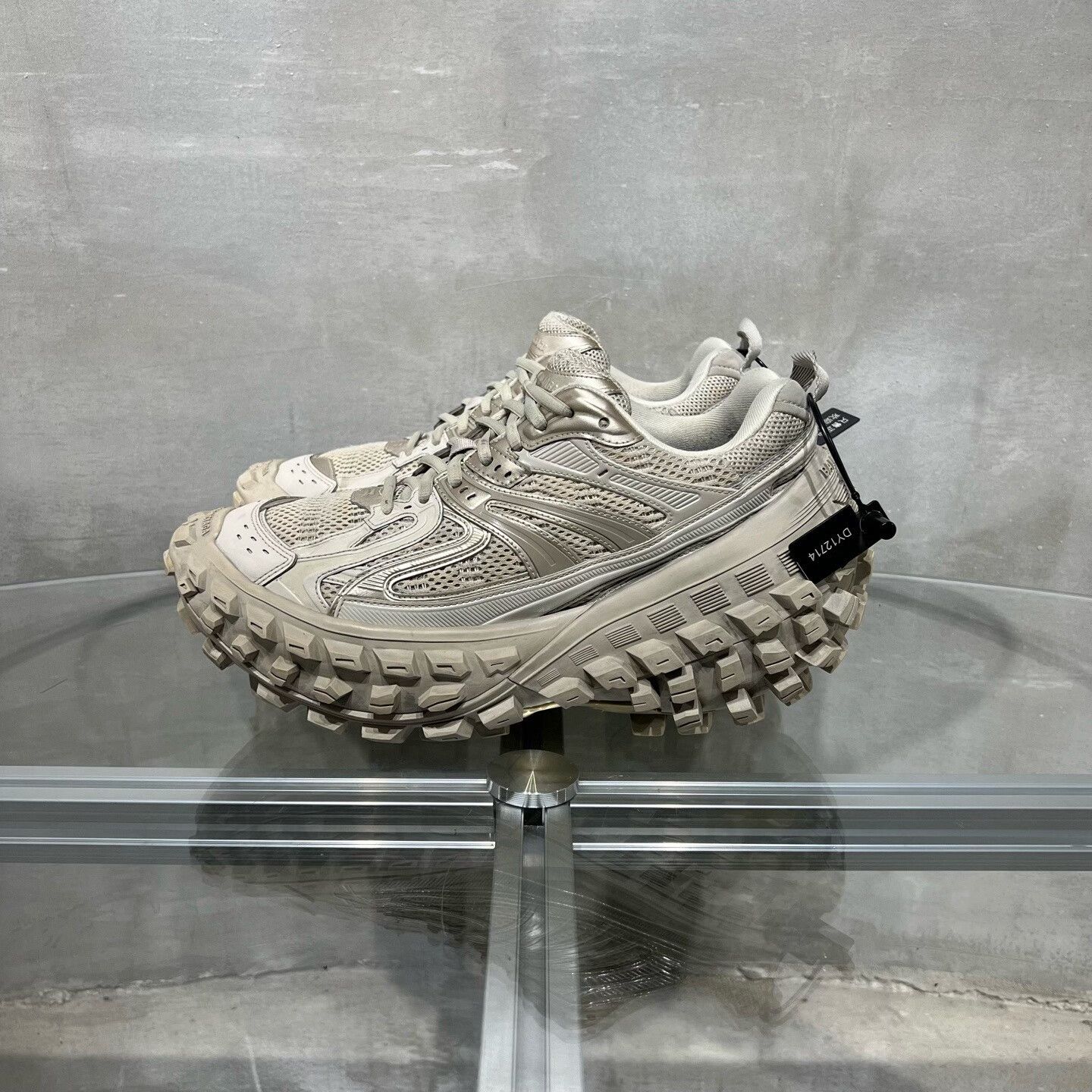 Balenciaga Balenciaga Defender Sneakers Beige Size 8 Size US 8 / EU 41 - 4 Thumbnail