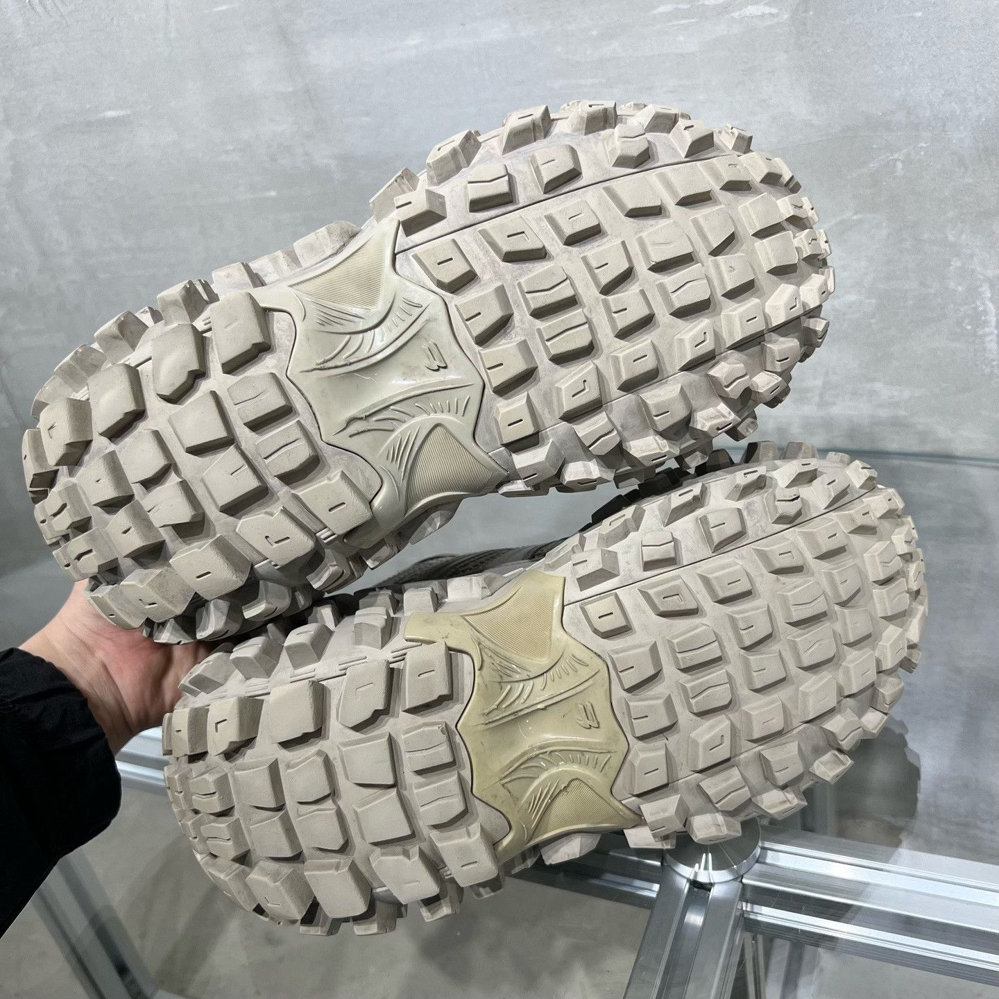 Balenciaga Balenciaga Defender Sneakers Beige Size 8 Size US 8 / EU 41 - 8 Thumbnail