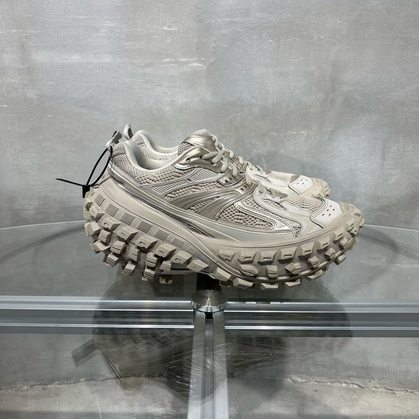 Balenciaga Balenciaga Defender Sneakers Beige Size 8 Size US 8 / EU 41 - 5 Thumbnail