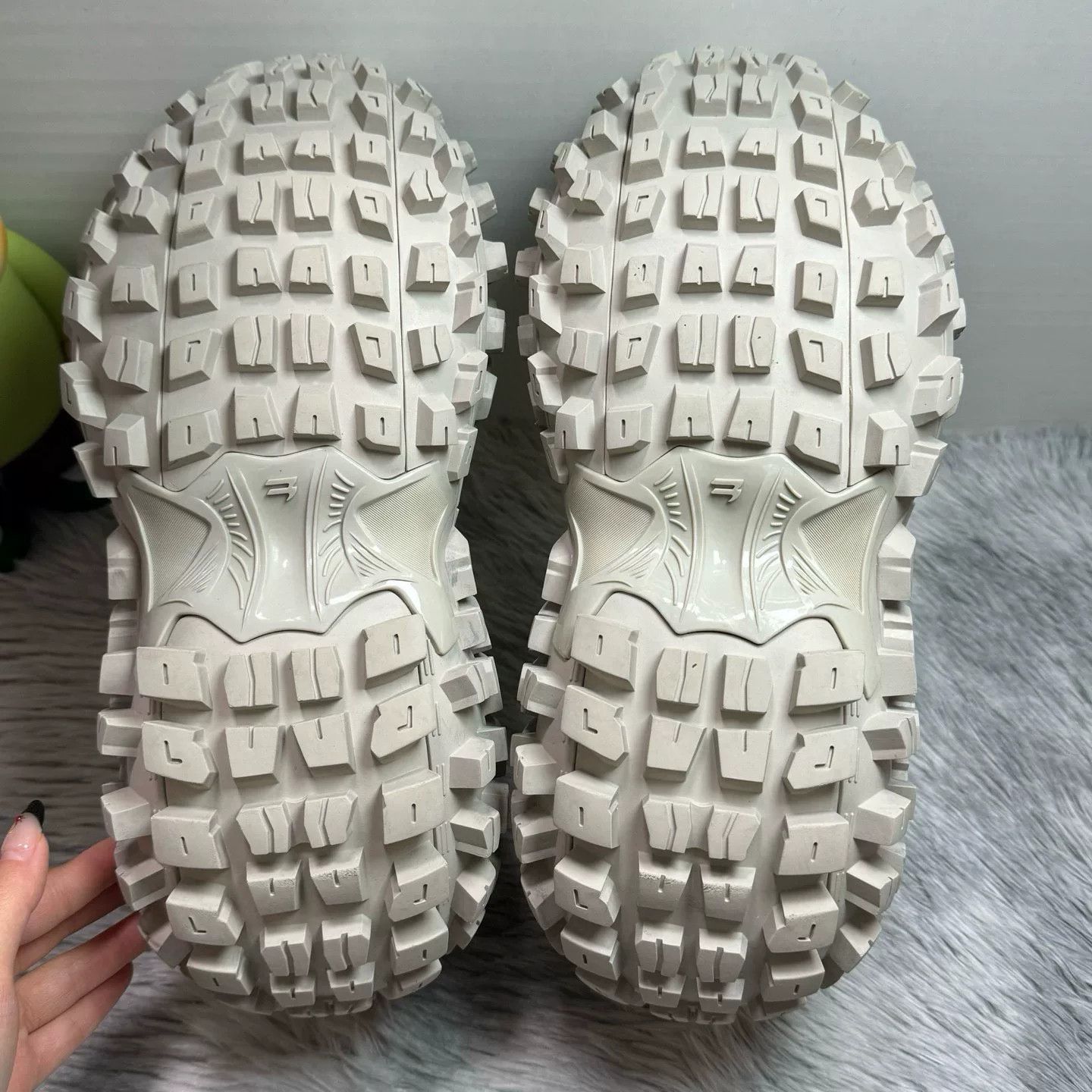Balenciaga Balenciaga Defender Sneakers Beige Size 9 Size US 9 / EU 42 - 5 Thumbnail
