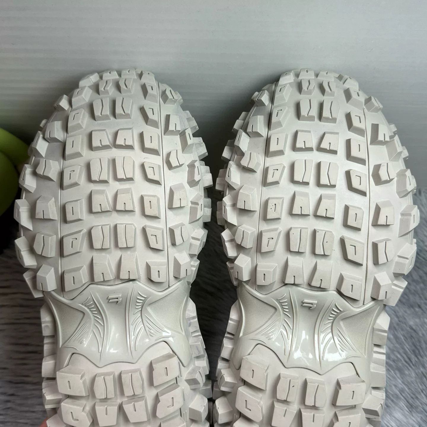 Balenciaga Balenciaga Defender Sneakers Beige Size 9 Size US 9 / EU 42 - 6 Thumbnail