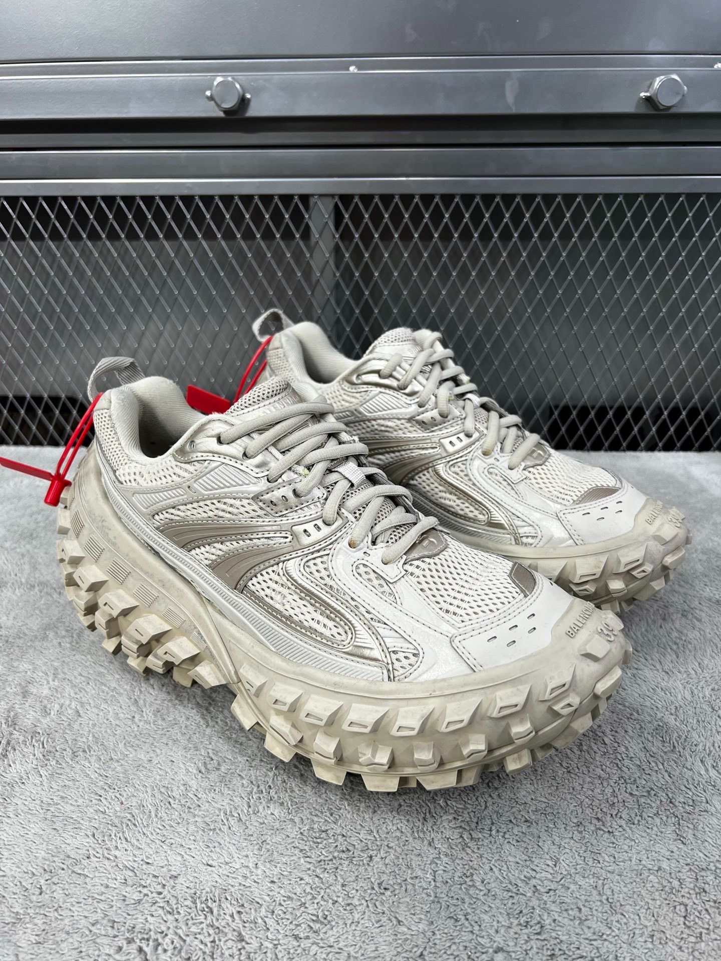 Balenciaga Balenciaga Defender Sneakers Beige Size 39 Size US 6 / EU 39 - 4 Thumbnail