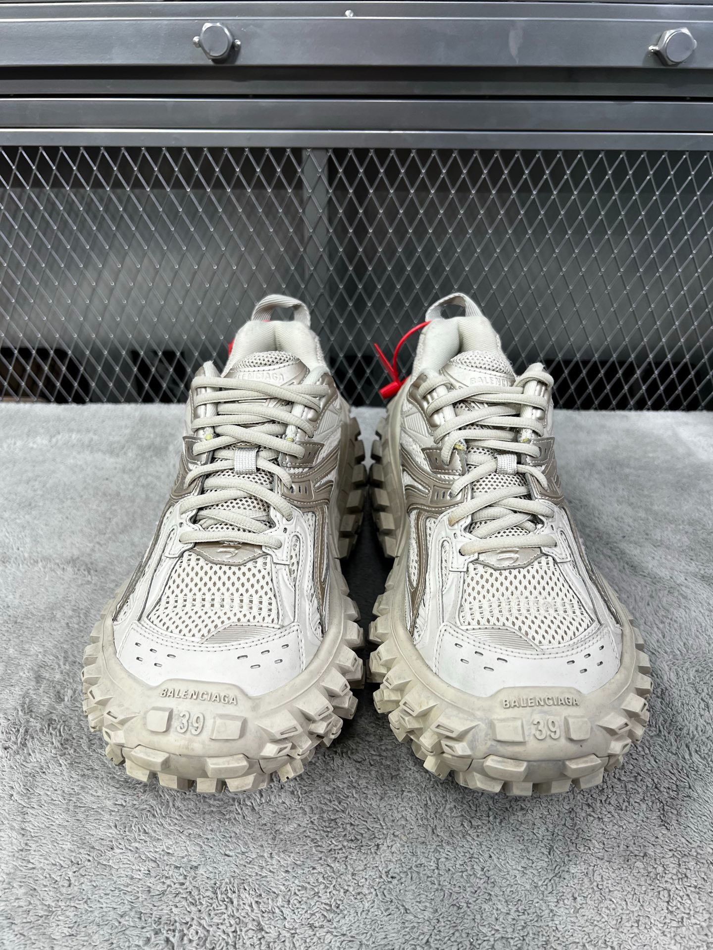 Balenciaga Balenciaga Defender Sneakers Beige Size 39 Size US 6 / EU 39 - 3 Thumbnail