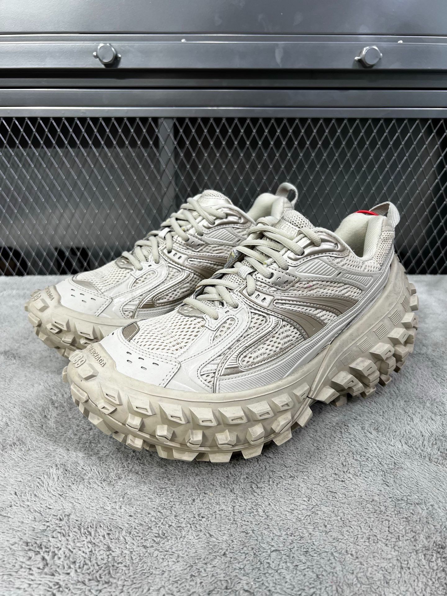 Balenciaga Balenciaga Defender Sneakers Beige Size 39 Size US 6 / EU 39 - 2 Thumbnail
