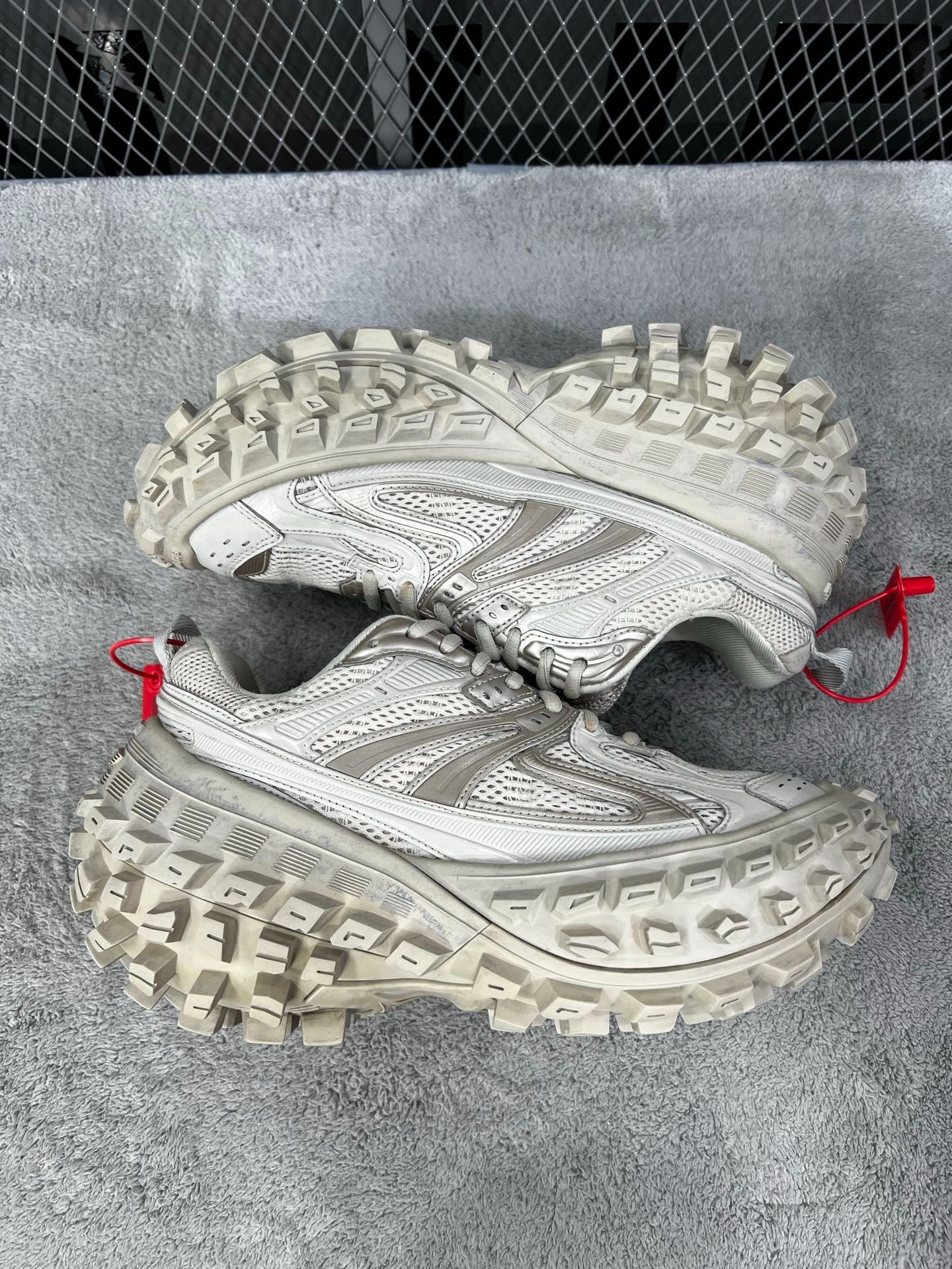 Balenciaga Balenciaga Defender Sneakers Beige Size 39 Size US 6 / EU 39 - 5 Thumbnail
