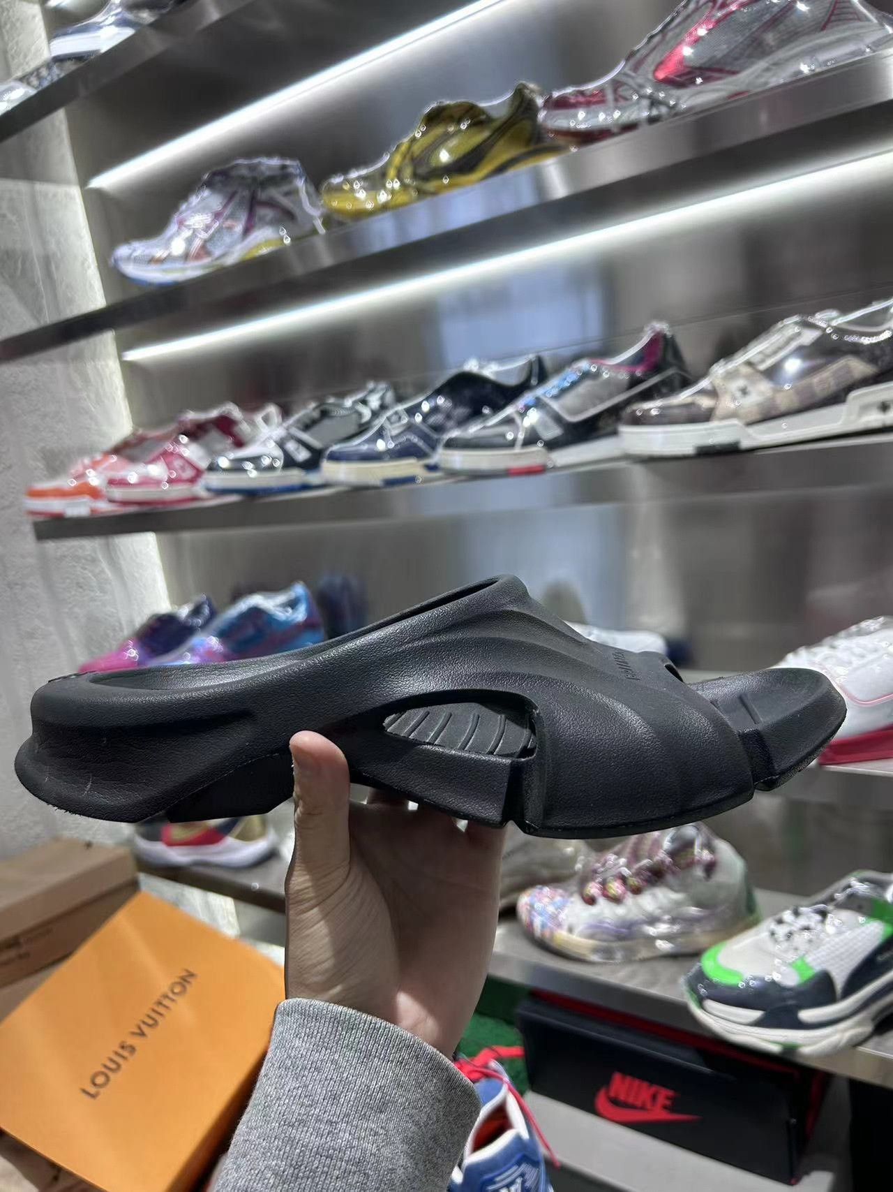 Balenciaga Balenciaga Mold Rubber Slides Size 10 Size US 10 / EU 43 - 3 Thumbnail
