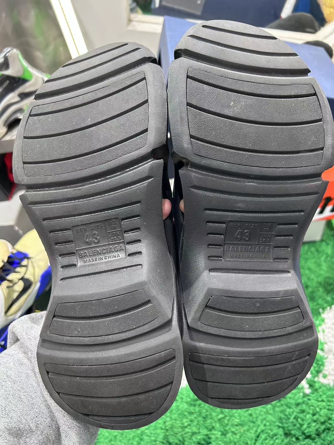 Balenciaga Balenciaga Mold Rubber Slides Size 10 Size US 10 / EU 43 - 5 Thumbnail