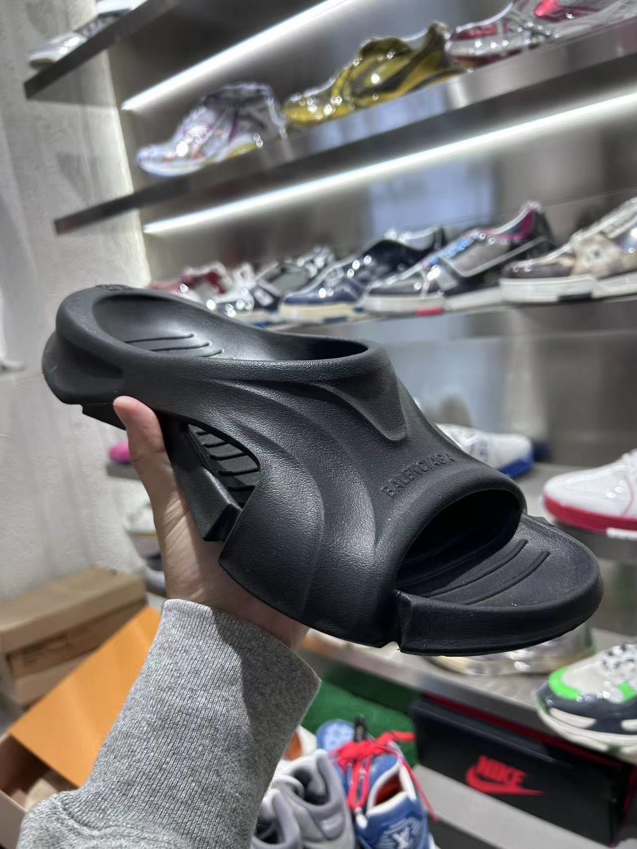 Balenciaga Balenciaga Mold Rubber Slides Size 10 Size US 10 / EU 43 - 2 Thumbnail