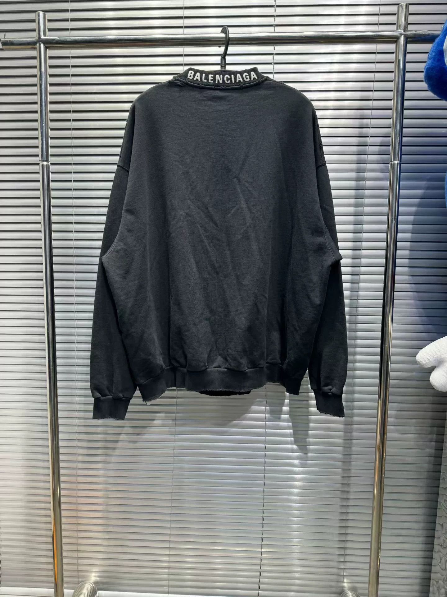 Balenciaga Balenciaga Embroidered Neck Logo Sweatshirt Size M Size US M / EU 48-50 / 2 - 2 Thumbnail