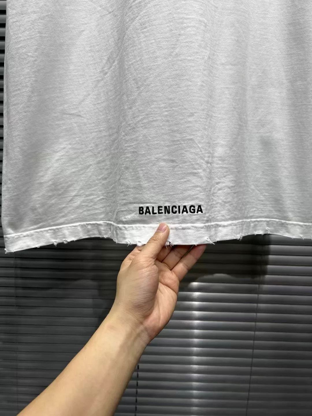 Balenciaga Balenciaga Heart Logo Distressed T-Shirt Size XS Size US XS / EU 42 / 0 - 4 Thumbnail