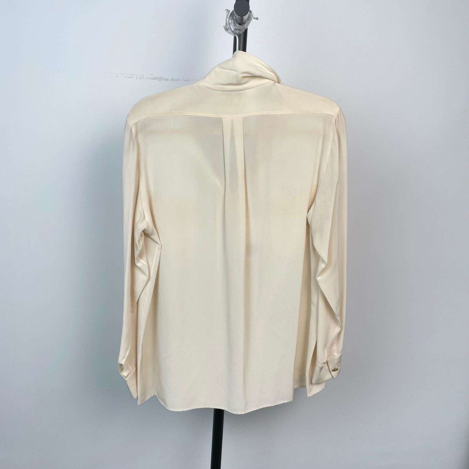 Chanel Chanel Cream Gold Button Long-Sleeve Shirt Size XXS / US 00 / IT 34 - 2 Thumbnail