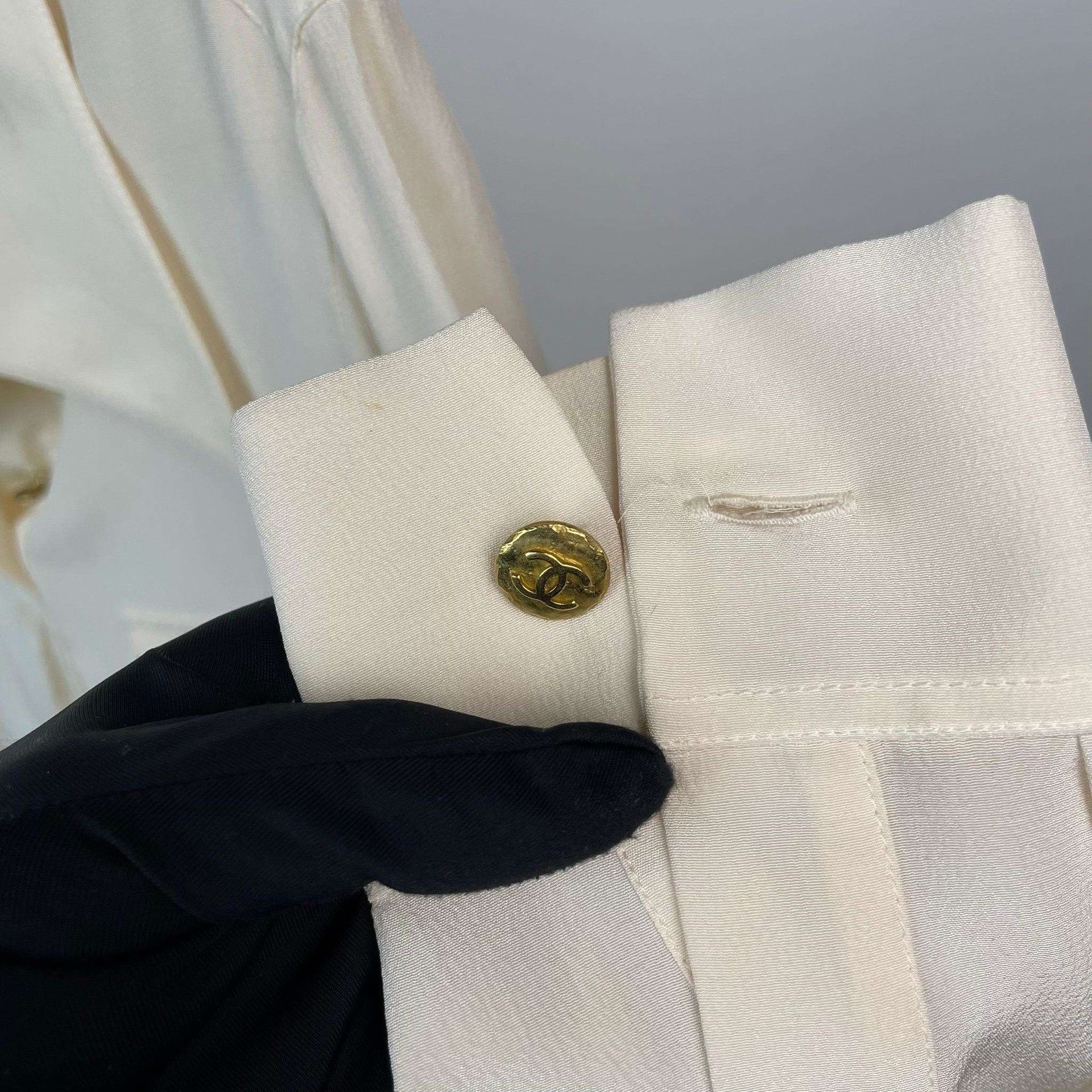 Chanel Chanel Cream Gold Button Long-Sleeve Shirt Size XXS / US 00 / IT 34 - 8 Thumbnail