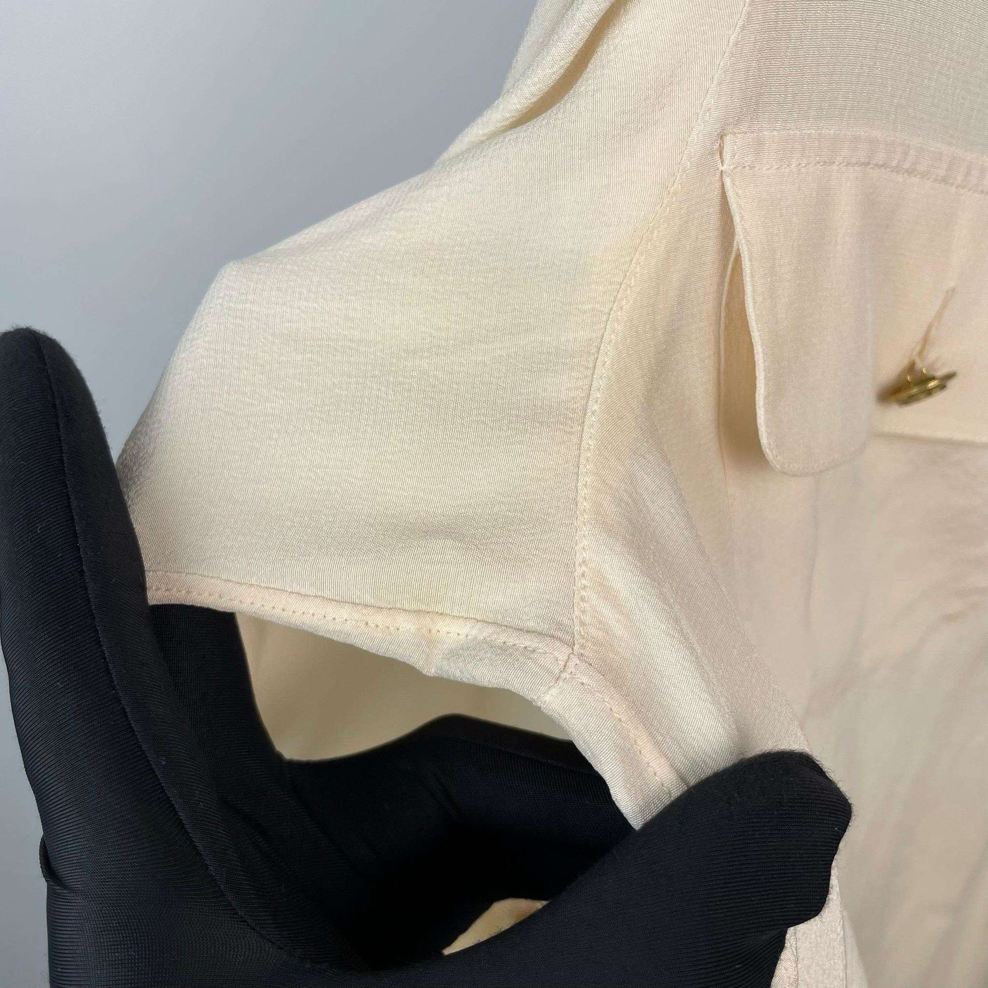 Chanel Chanel Cream Gold Button Long-Sleeve Shirt Size XXS / US 00 / IT 34 - 4 Thumbnail