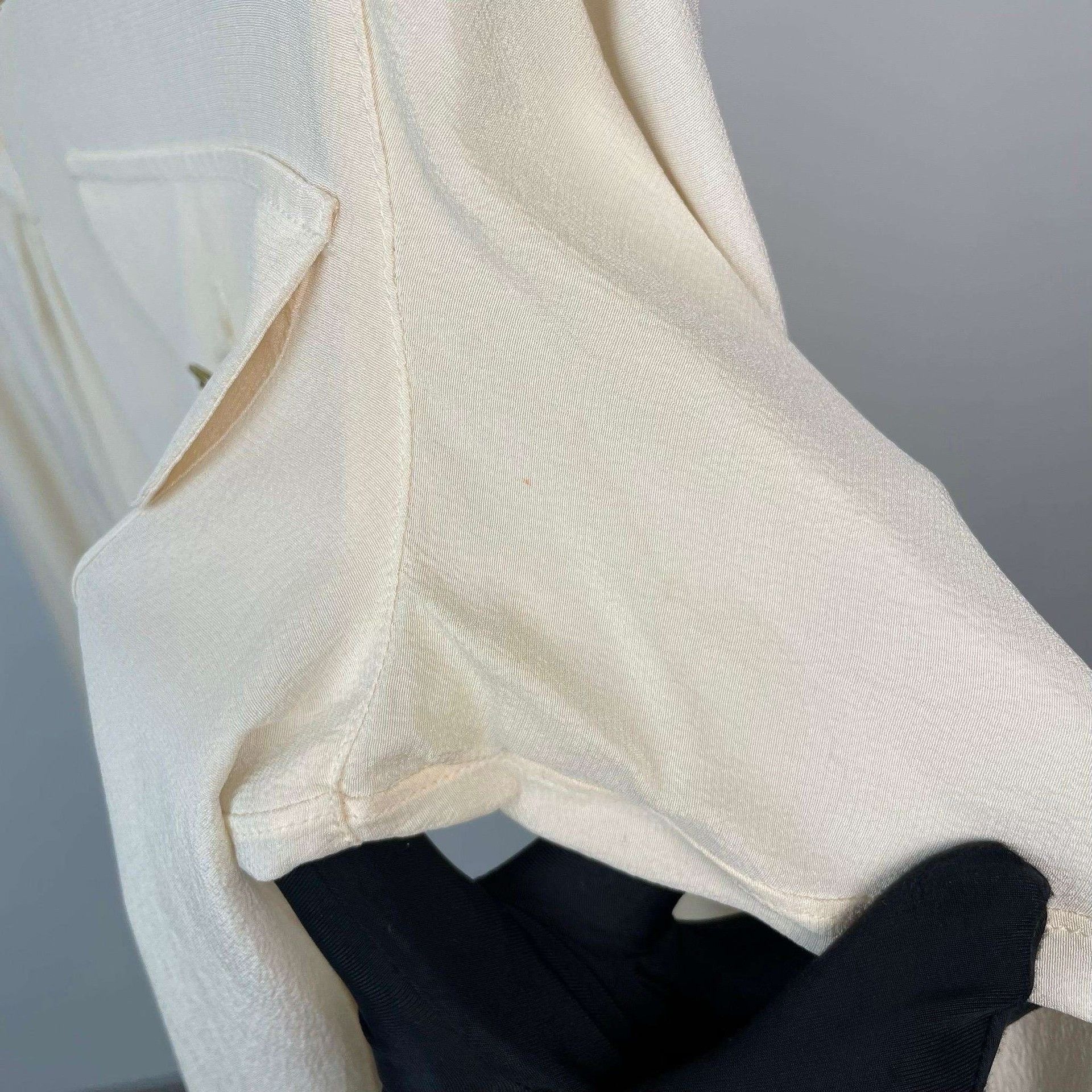 Chanel Chanel Cream Gold Button Long-Sleeve Shirt Size XXS / US 00 / IT 34 - 6 Thumbnail