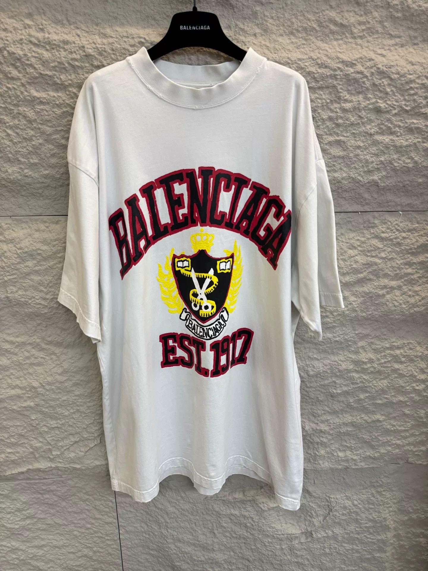 Balenciaga Balenciaga Logo Crest T-Shirt White Size L Size US L / EU 52-54 / 3 - 2 Thumbnail