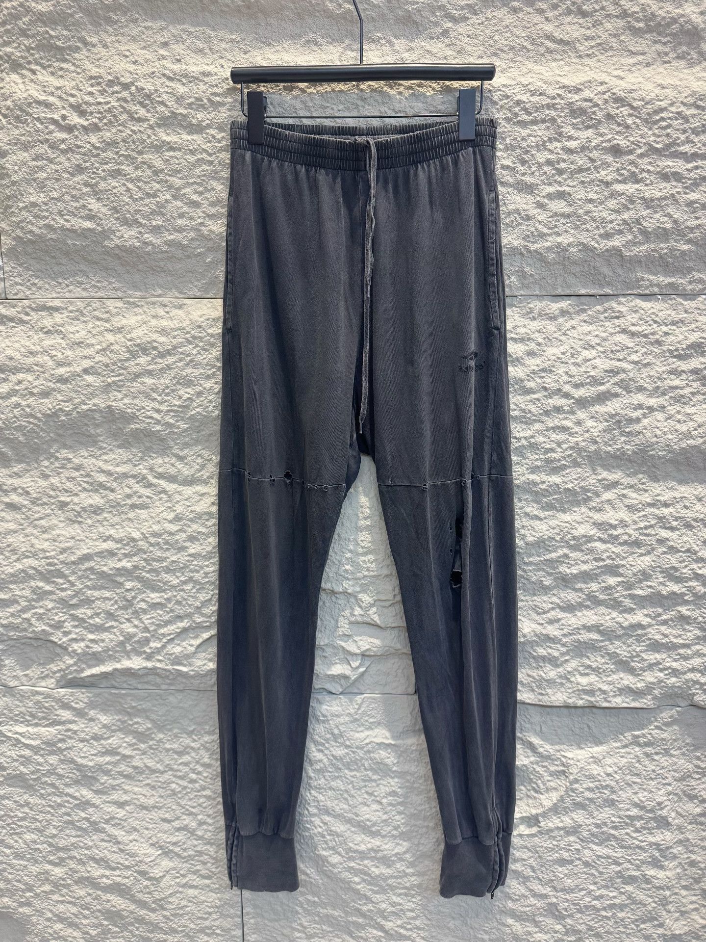 Balenciaga Balenciaga Distressed 3B Logo Sweatpants Size XS Size US 28 / EU 44 - 2 Thumbnail