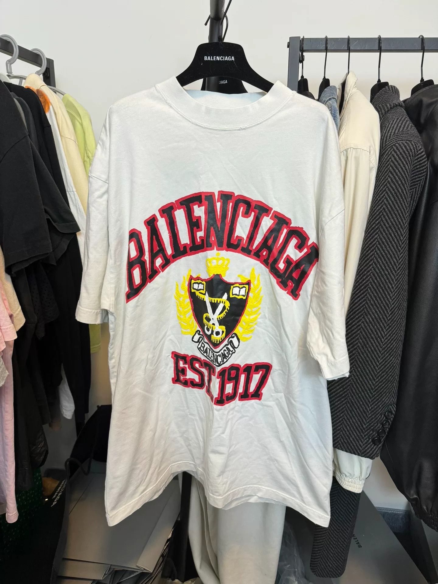 Balenciaga Balenciaga Crest Graphic T-Shirt US S Size US S / EU 44-46 / 1 - 2 Thumbnail