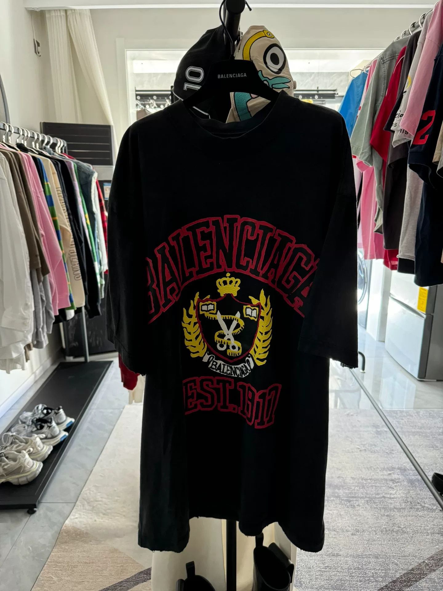 Balenciaga Balenciaga Crest Logo T-Shirt Size L Size US L / EU 52-54 / 3 - 2 Thumbnail