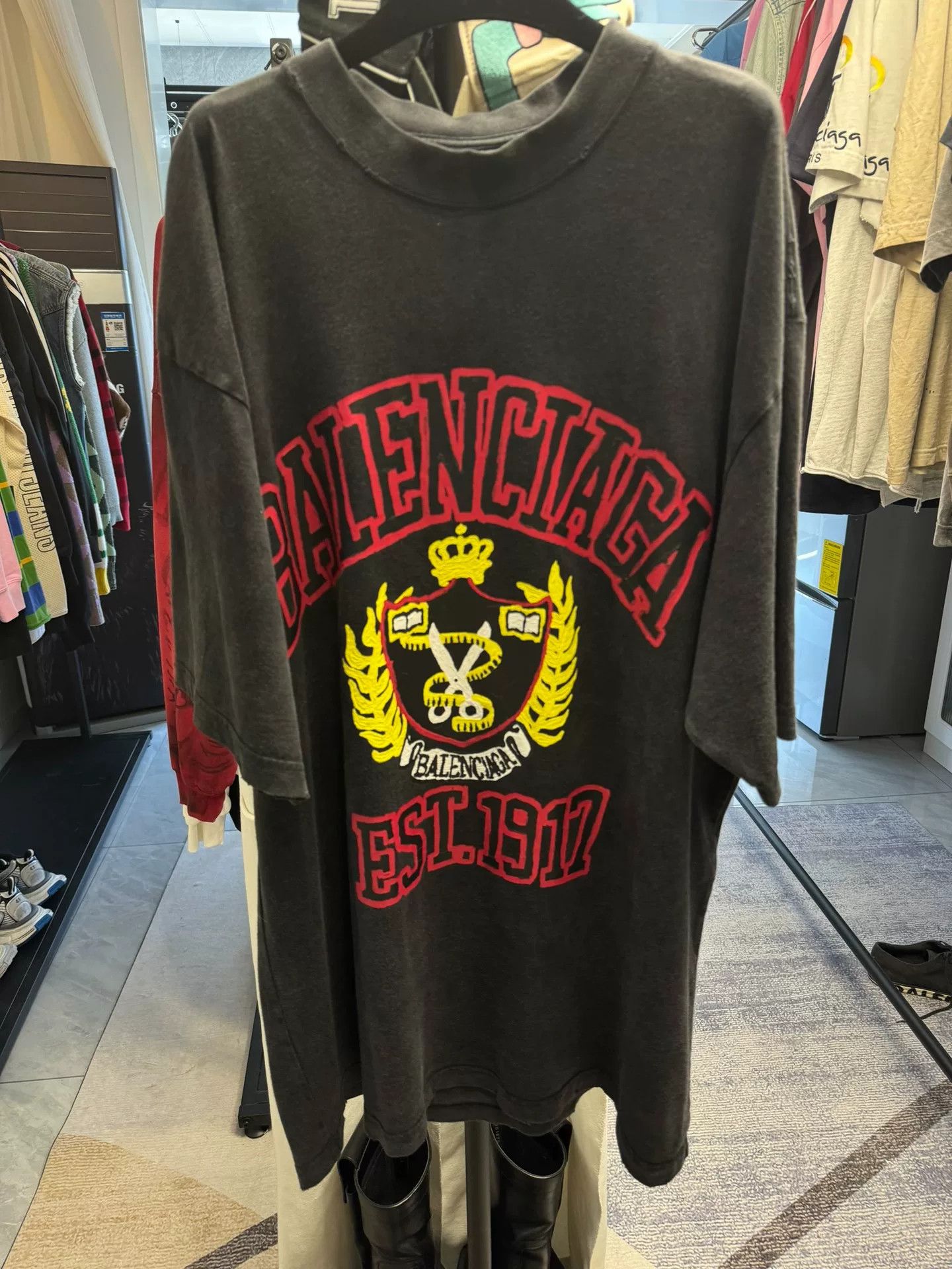 Balenciaga Balenciaga Crest Graphic T-Shirt Size L Size US L / EU 52-54 / 3 - 2 Thumbnail