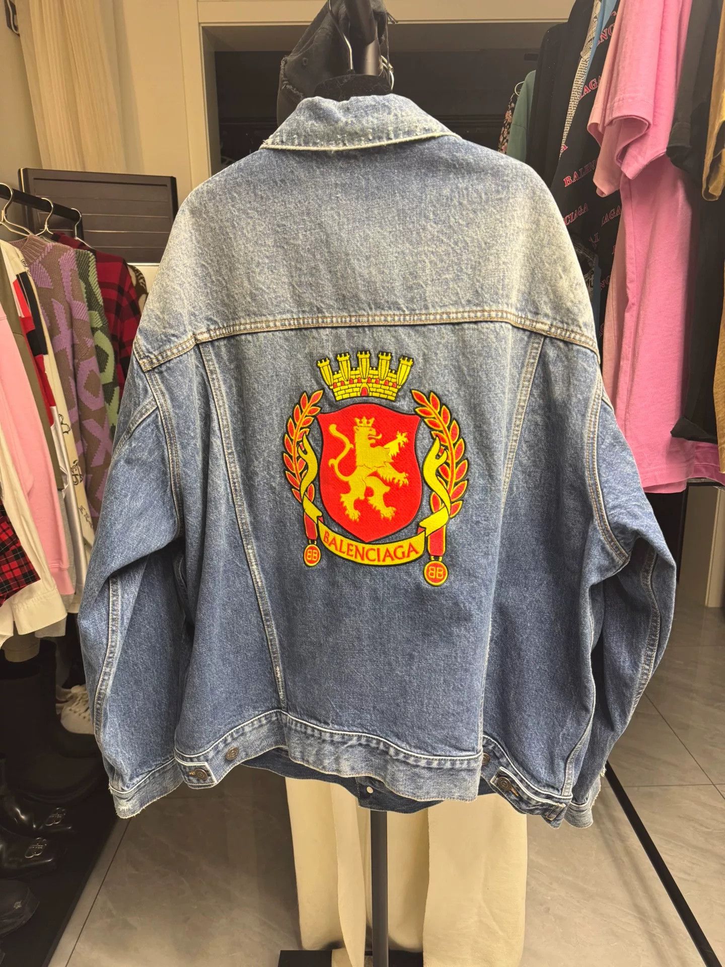 Balenciaga Balenciaga Lion Crest Denim Jacket Size S Size US S / EU 44-46 / 1 - 2 Thumbnail