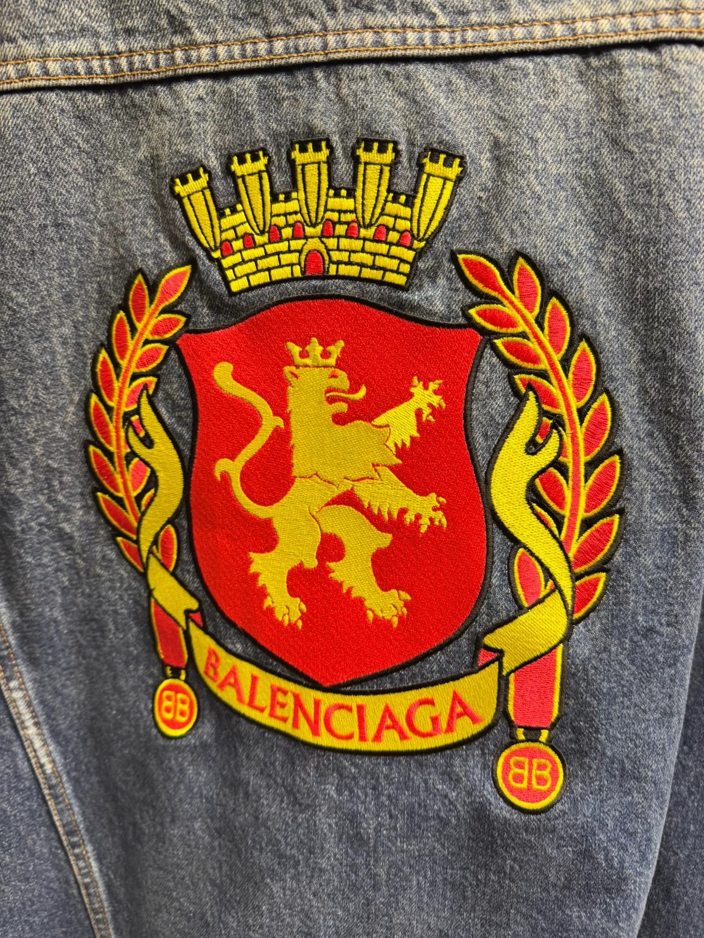Balenciaga Balenciaga Lion Crest Denim Jacket Size S Size US S / EU 44-46 / 1 - 4 Thumbnail