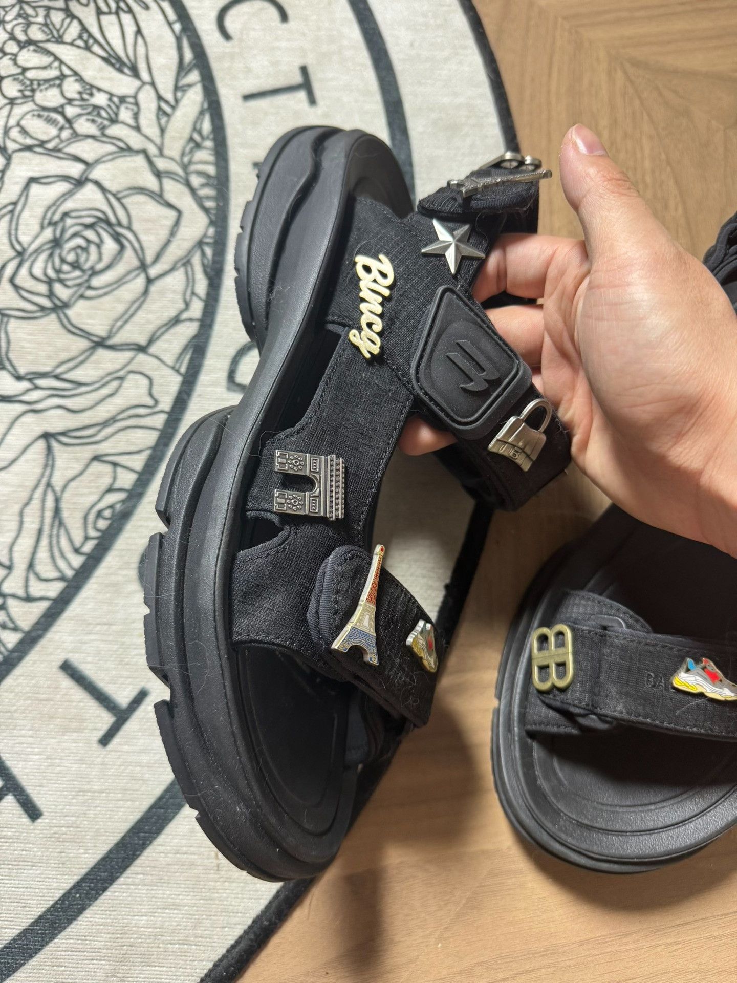 Balenciaga Balenciaga Logo Charm Sandals Size 7 Size US 7 / EU 40 - 7 Thumbnail