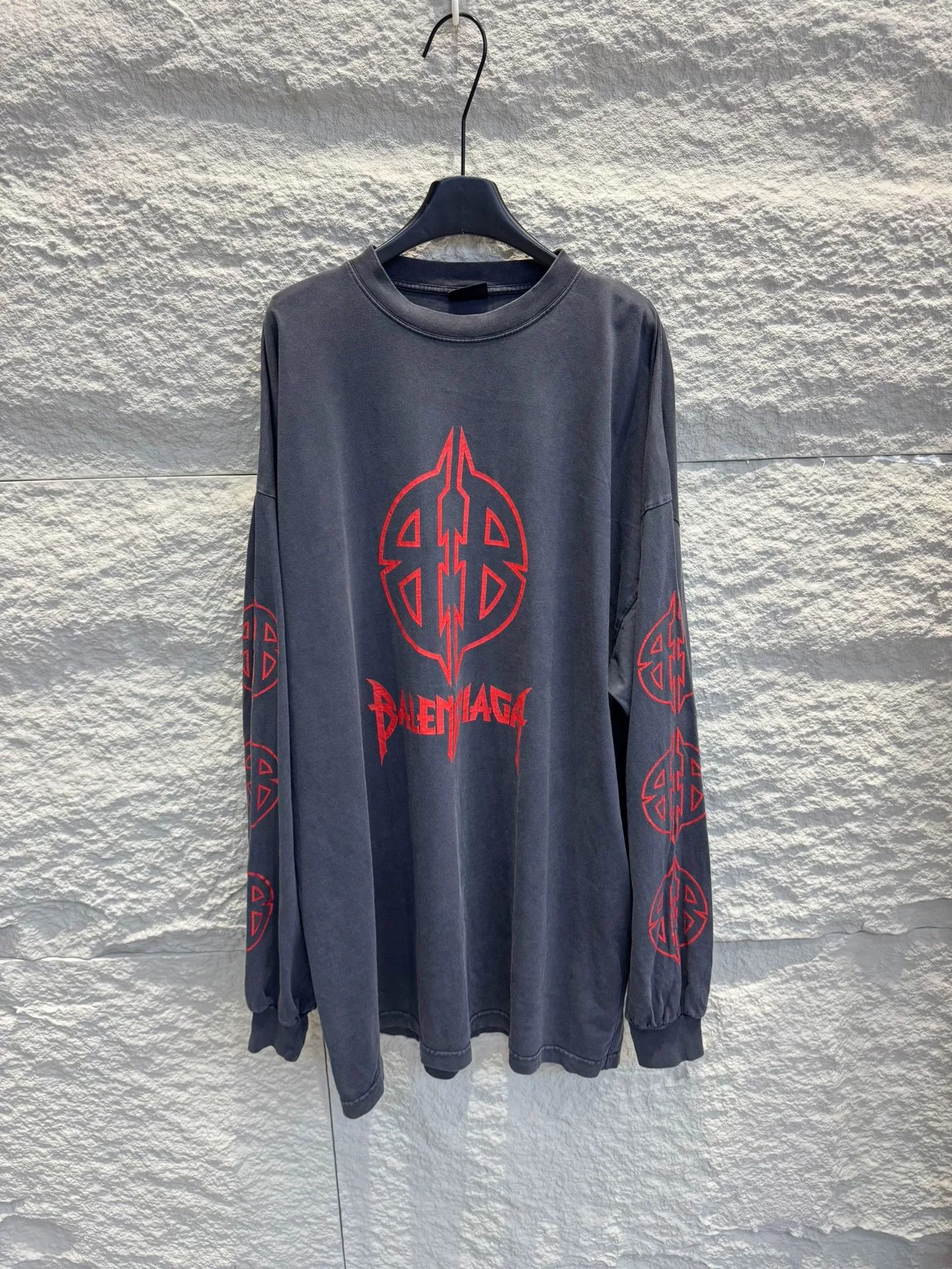 Balenciaga Balenciaga Red Logo Long Sleeve T-Shirt Size XL Size US XL / EU 56 / 4 - 2 Thumbnail
