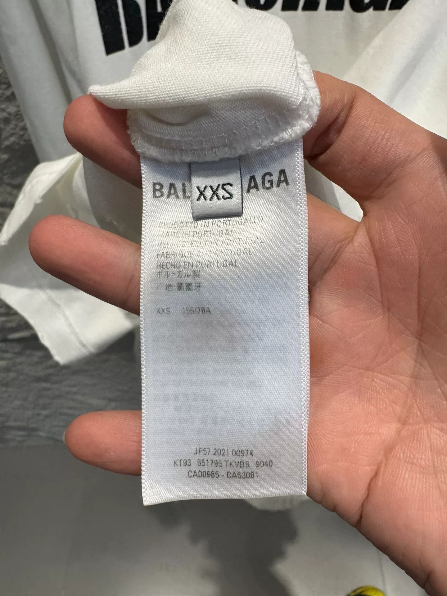Balenciaga Balenciaga Destroyed T-Shirt Size XXS Size US XXS / EU 40 - 4 Thumbnail