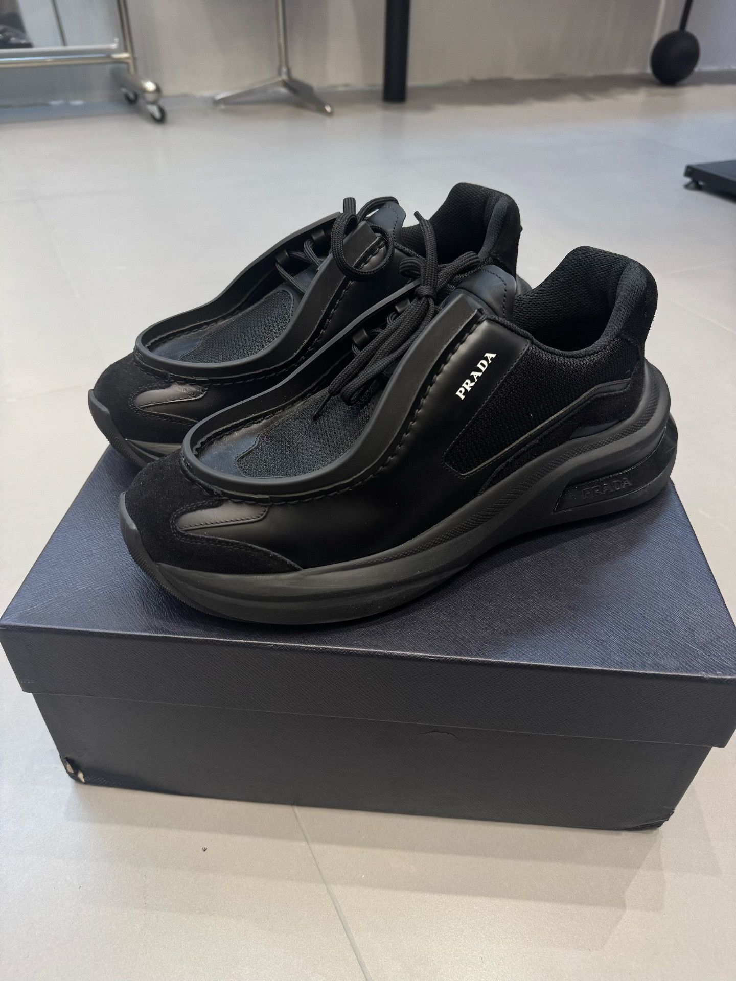 Prada Prada Logo Low-Top Sneakers Black Size 11 Size US 11 / EU 44 - 2 Thumbnail