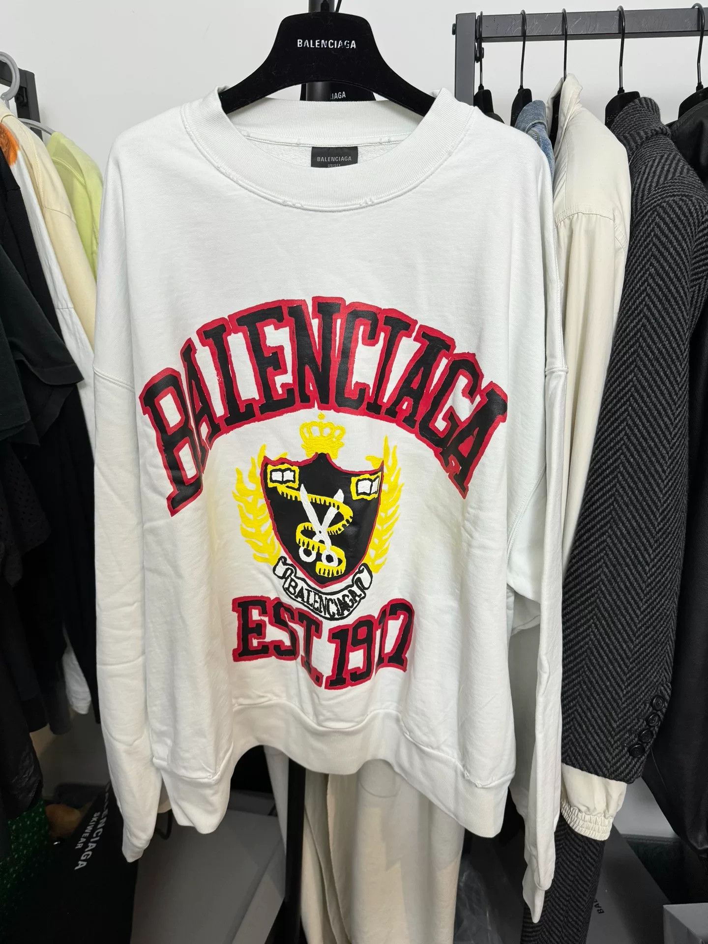 Balenciaga Balenciaga Logo Crest Sweatshirt Size L Size US L / EU 52-54 / 3 - 2 Thumbnail